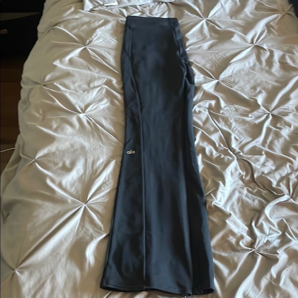 ALO Yoga Women's Black Leggings with zipper slits